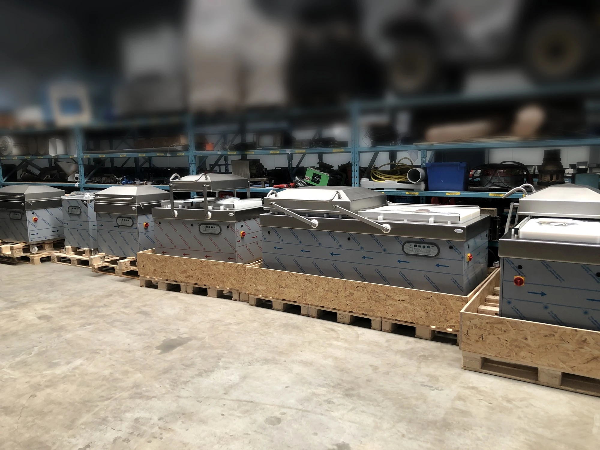 Nieuwe Boss vacuümverpakkingsmachines op voorraad in het magazijn van STC Food Solutions