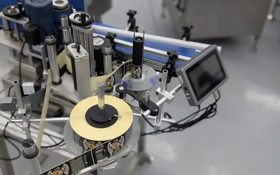 TIJ-codeerprinter gemonteerd op een etiketteermachine met etiketrol