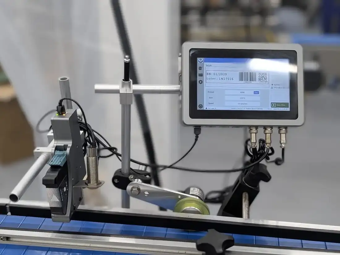 COEX TIJ-codeerprinter met touchscreen, printkop en encoder op een transportband