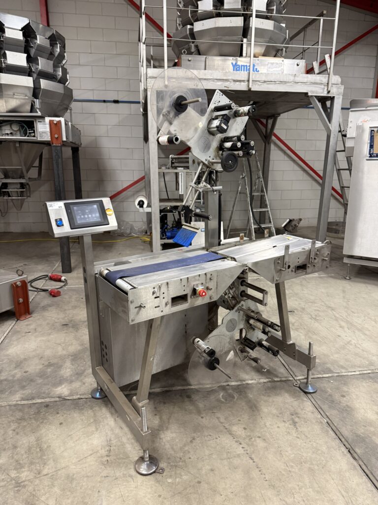 Top and bottom labelling machine – photo 2