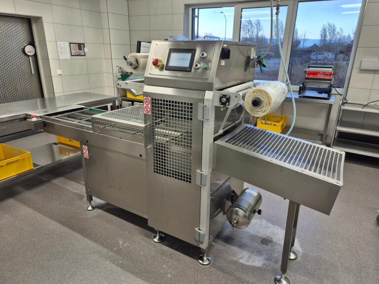 Italian Pack traysealer uit 2018 met aanvoerband, folierol en touchscreenbediening