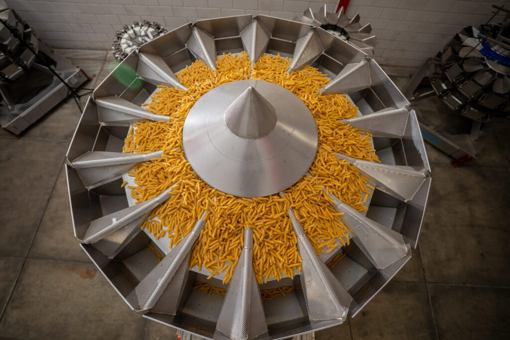 Multikopsweger in bedrijf, met producten in de weegbakken