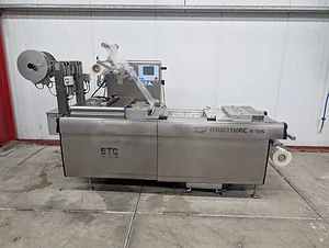 Multivac R105 thermoformer bij STC Food Solutions, met de nieuwe mal en de kap van de machine