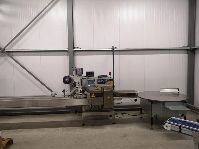 Infeed line with tray transport in the production hall