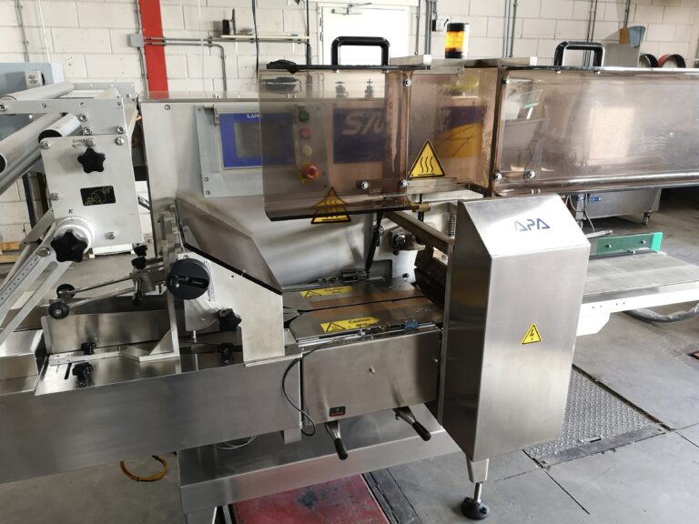 Horizontal flow wrapper with trays on the infeed