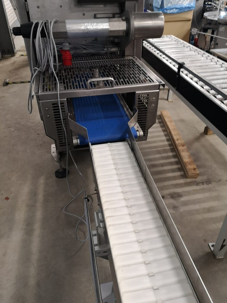 Transportband zur Siegelmaschine in der Halle