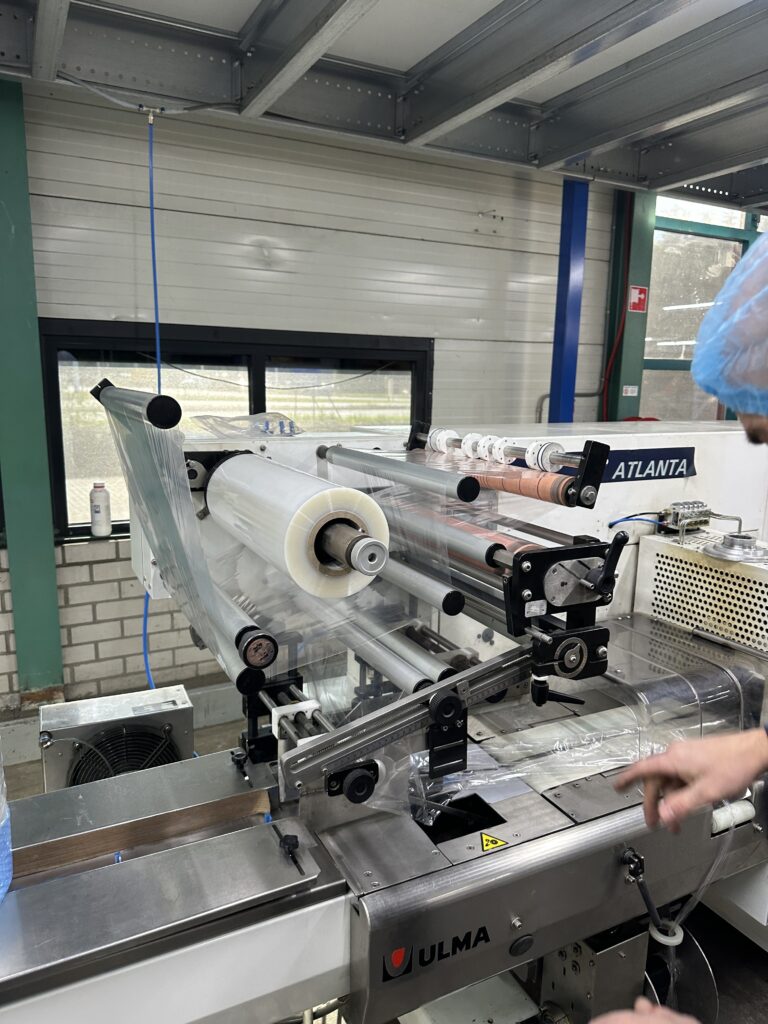 Überholte Ulma Atlanta Schlauchbeutelmaschine beim Verpacken einzelner Paprika – Foto 3