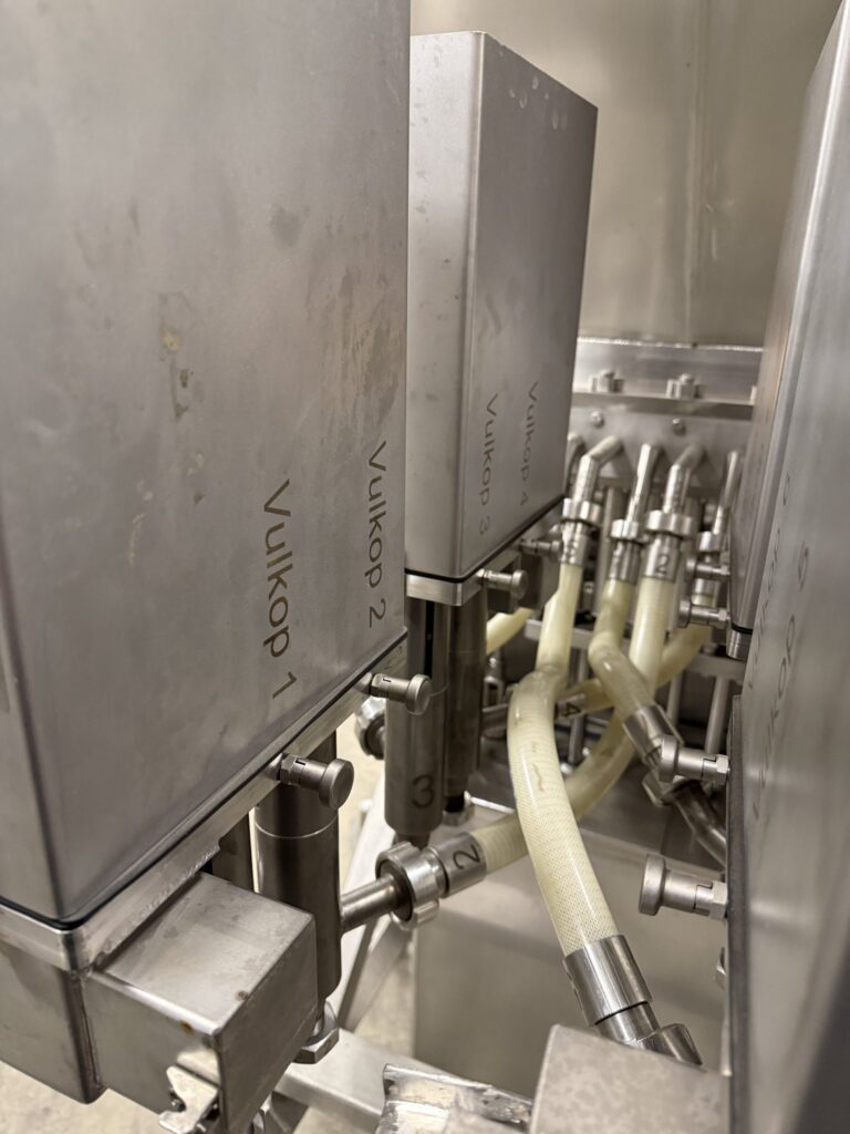8-head volumetric liquid filler – photo 7