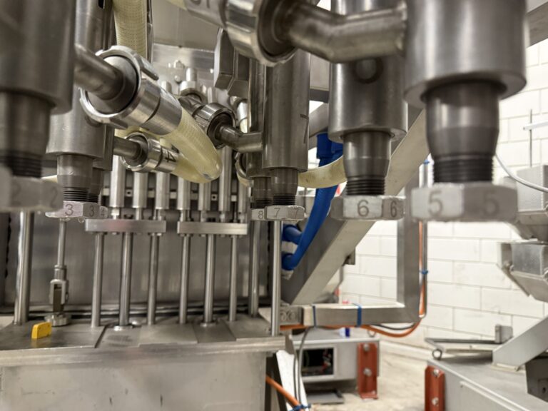 8-head volumetric liquid filler – photo 11